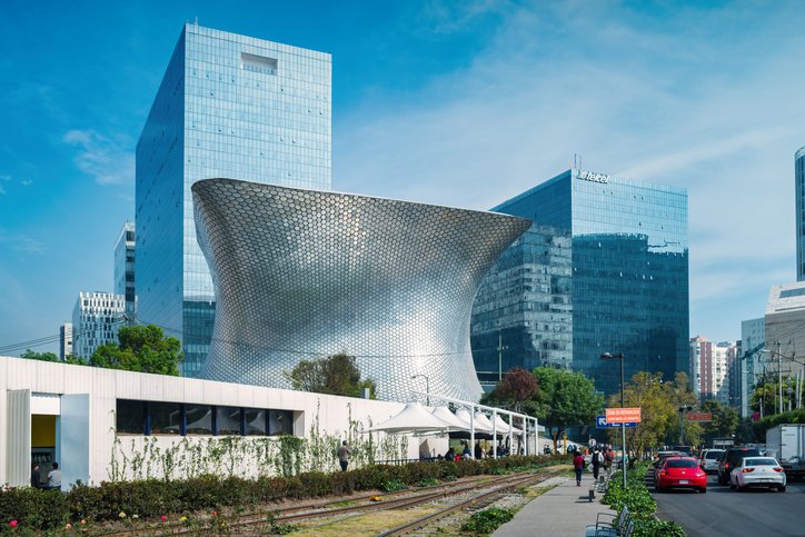 Vista del Museo Soumaya en CDMX rodeado de edificios contemporáneos, en la zona de Polanco.
