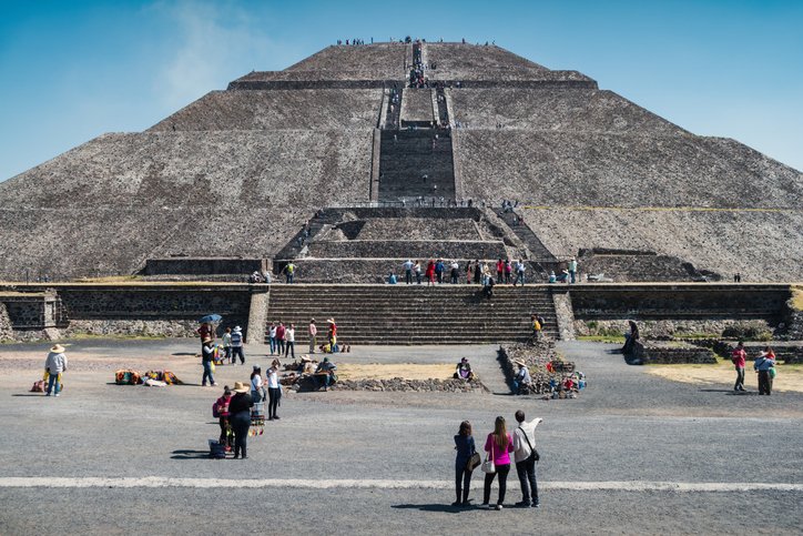Visitantes frente a la Pirámide del Sol en Teotihuacán, una de las excursiones imperdibles desde CDMX.