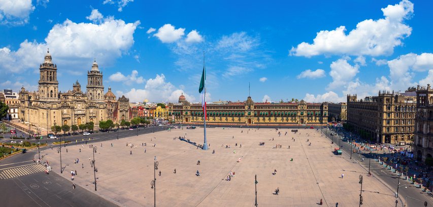 Vista panorámica del Zócalo de la Ciudad de México con la bandera monumental al centro.