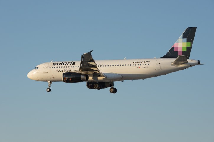 Avión de Volaris acercándose a pista de aterrizaje, en ruta a la CDMX.