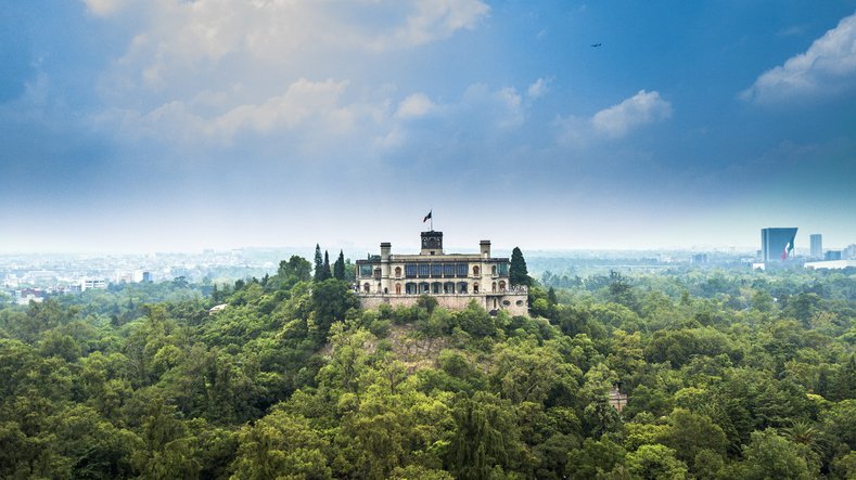 Vista aérea del Castillo de Chapultepec rodeado de bosque, uno de los íconos de la Ciudad de México.