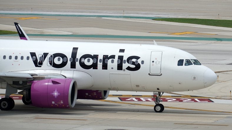 Avión de Volaris rodando en pista antes del despegue desde AIFA.