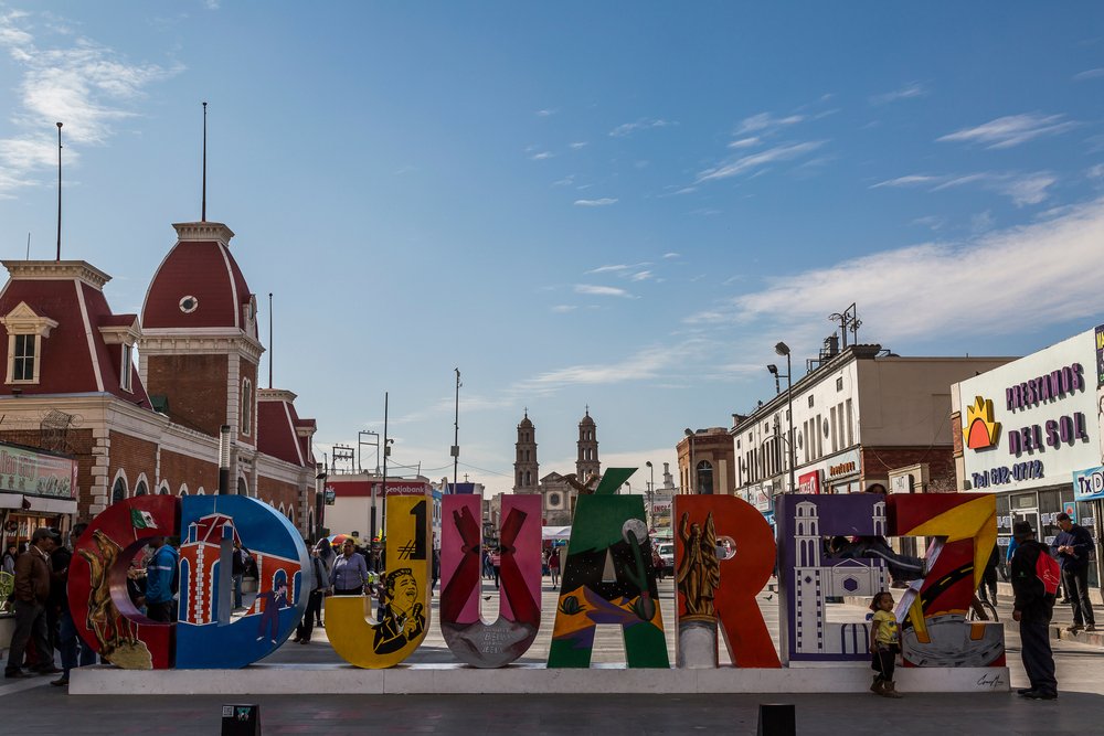 Colorido cartel de Ciudad Juarez en las calles del centro.