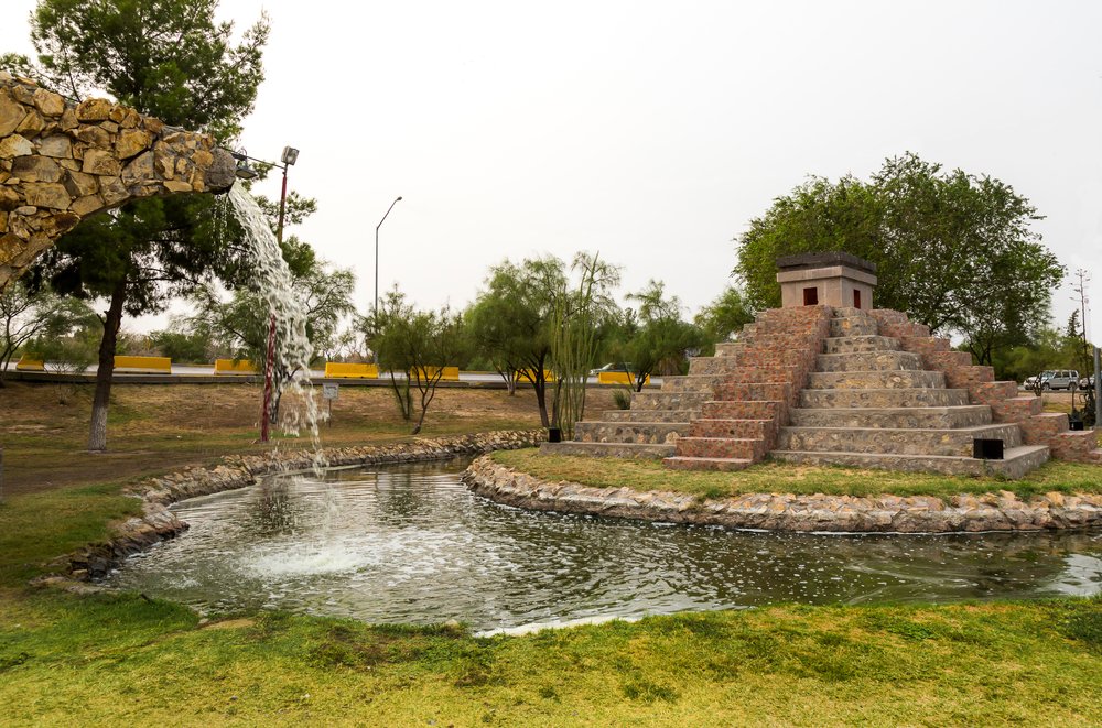 Réplica de la pirámide de Chichen Itzá en el parque Chamizal de Ciudad Juárez