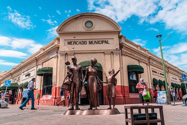 Fachada principal del Mercado Municipal de Hermosillo con esculturas de bronce.