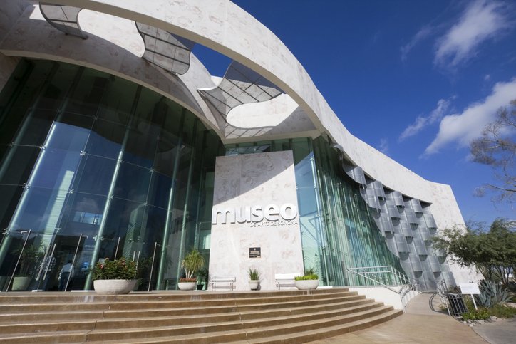 Entrada del Museo de Arte de Sonora con arquitectura moderna y cielo despejado.