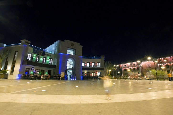 Plaza Zaragoza iluminada de noche, frente al Palacio de Gobierno de Hermosillo.