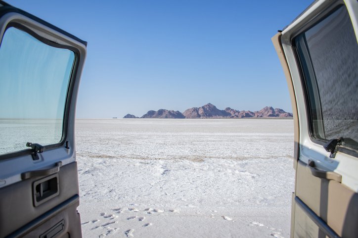 Paisaje del desierto y la Laguna Salada visto desde una van, en las afueras de Mexicali.