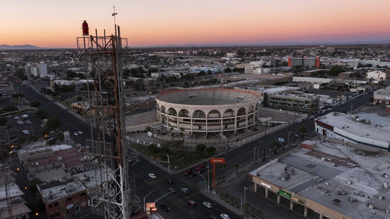 Vista aérea del centro de Mexicali con la Plaza Calafia al atardecer.