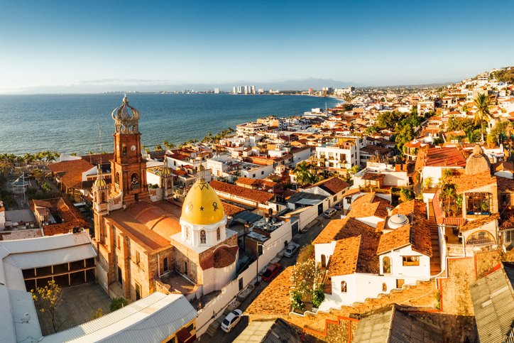 Vista del centro histórico de Puerto Vallarta con la Parroquia de Guadalupe y el océano al fondo.