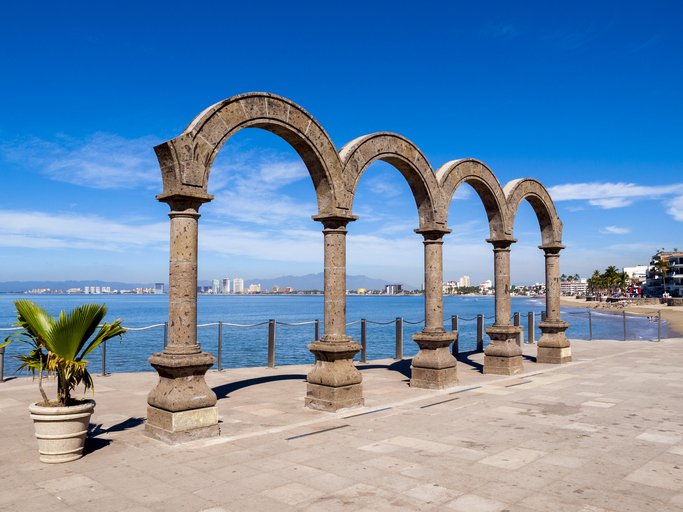 Arcos de piedra frente al mar en el malecón de Puerto Vallarta, un punto emblemático del centro.