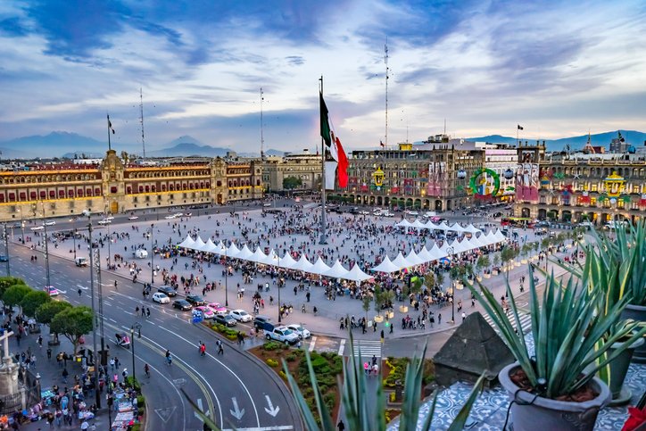 Vista panorámica del Zócalo de la Ciudad de México durante un evento al atardecer.