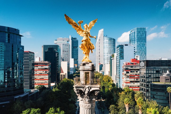 Monumento a la Independencia en Paseo de la Reforma, rodeado de rascacielos y cielo despejado en Ciudad de México.