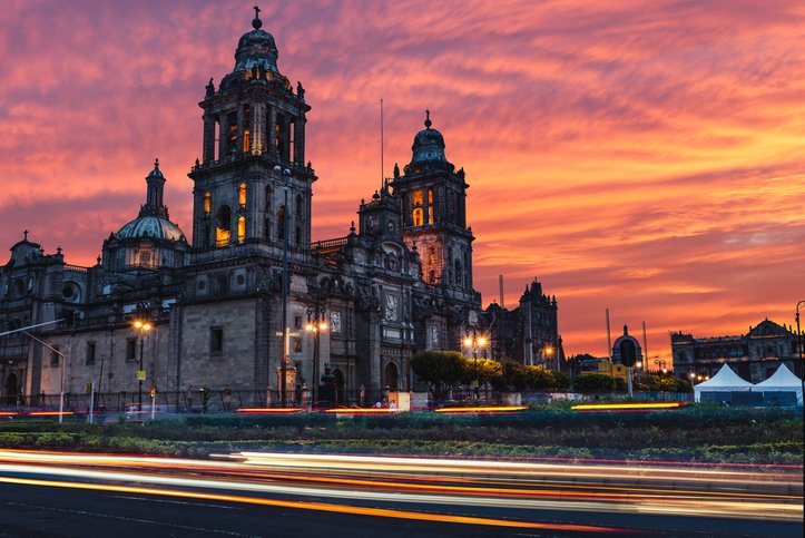 Catedral Metropolitana de la Ciudad de México al atardecer.