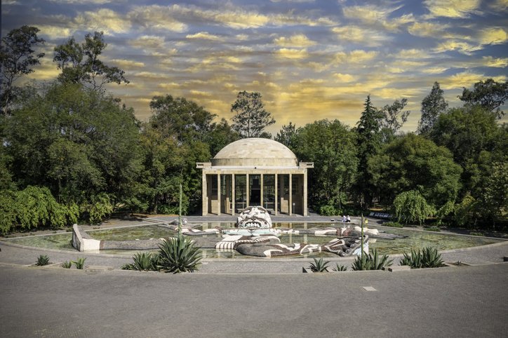 Fuente de Tlaloc, en el Parque Chapultepec.durante el atardecer.