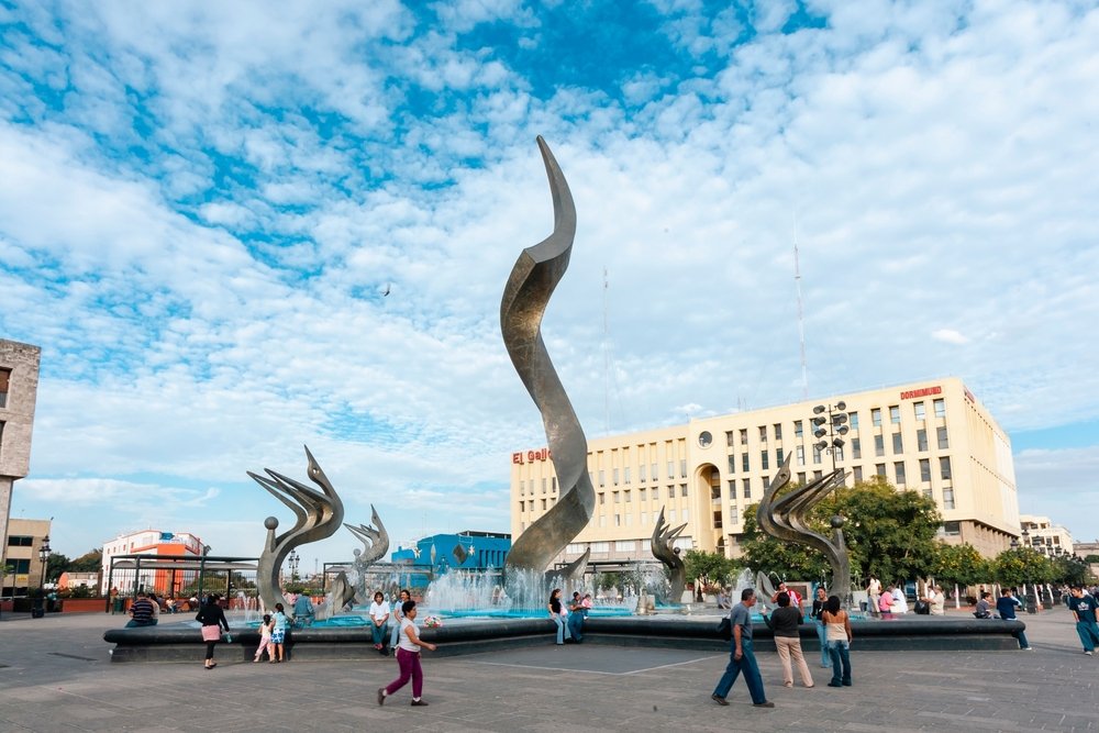 Fuente de piedra clásica ubicada en el Jardín de San Francisco, en el centro de la ciudad