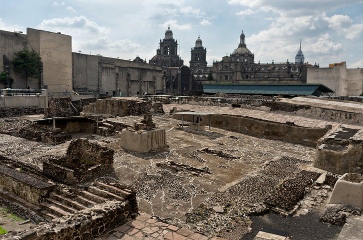 Ruinas del Templo Mayor en el Centro Histórico con la Catedral de fondo.