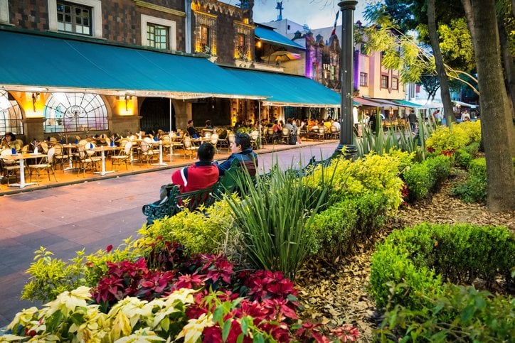Tarde animada en los restaurantes al aire libre de Coyoacán, CDMX.