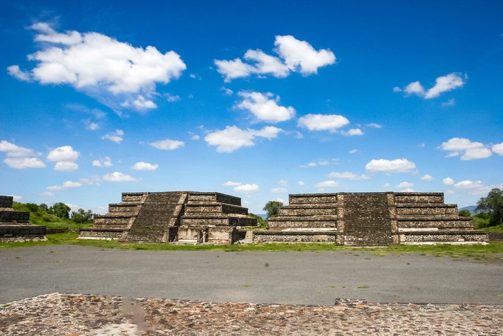 Playas de Tijuana con malecón, edificios costeros y el mar extendiéndose hacia el horizonte.