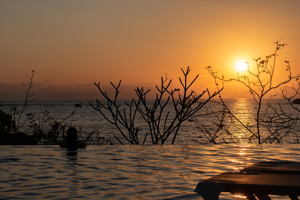 Atardecer en las costas rocosas de la Isla Ixtapa.