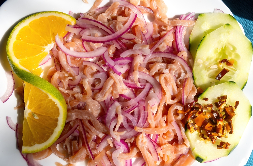 Tiras de pescado servidas con cebolla y limón, un platillo típico de Ixtapa.