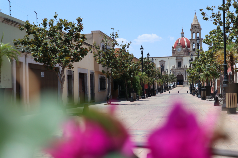 Calle Constitución, en Durango, durante un día soleado.