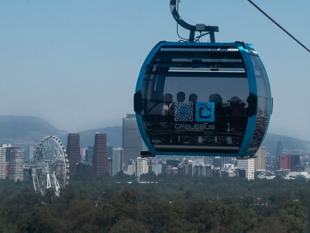 Un grupo de personas a bordo de un teleférico de la Línea 3 de la Ciudad de México.
