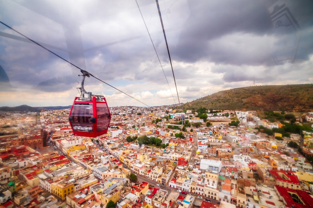 Teleférico recorriendo las alturas de Zacatecas, con el Cerro de la Bufa al fondo.