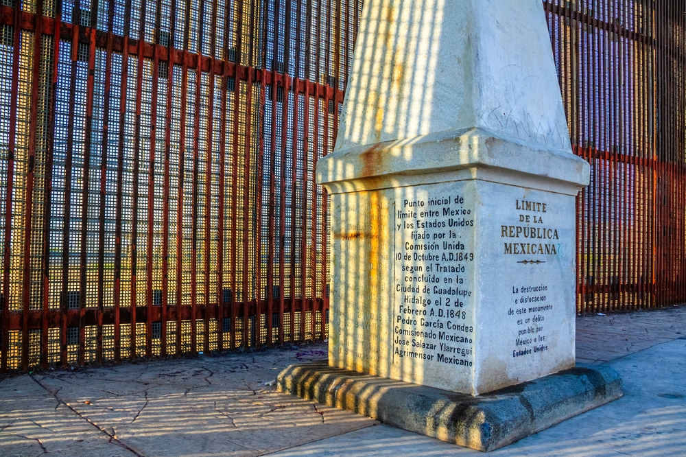 Monumento en el límite fronterizo de Tijuana con los Estados Unidos.