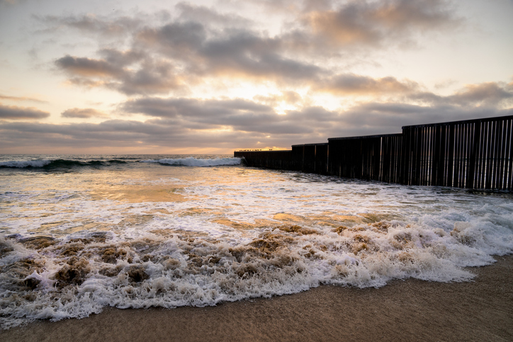 Playas de Tijuana, con el muro fronterizo atravesando el mar.