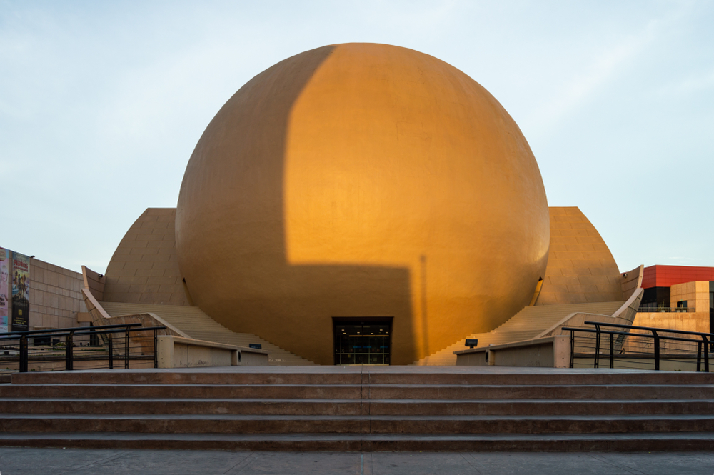 Frente del CECUT durante el atardecer.