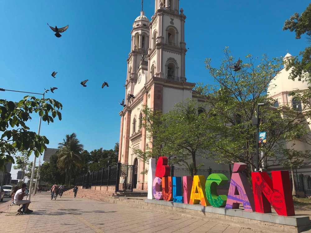 Colorido cartel de Culiacán junto a la Catedral de Culiacán.