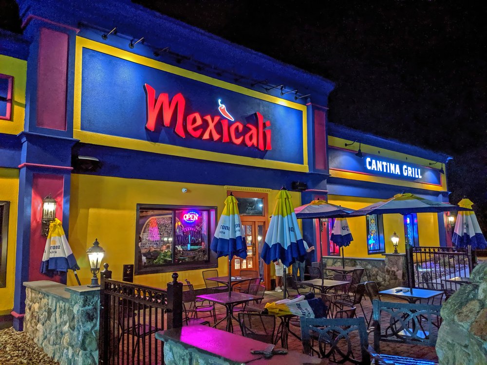 Clásico bar de Mexicali en la noche.