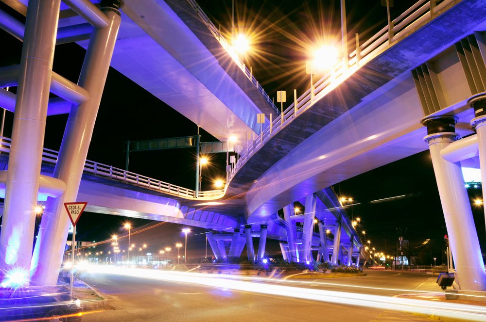 Autopistas de la ciudad de Mexicali iluminadas al anochecer.