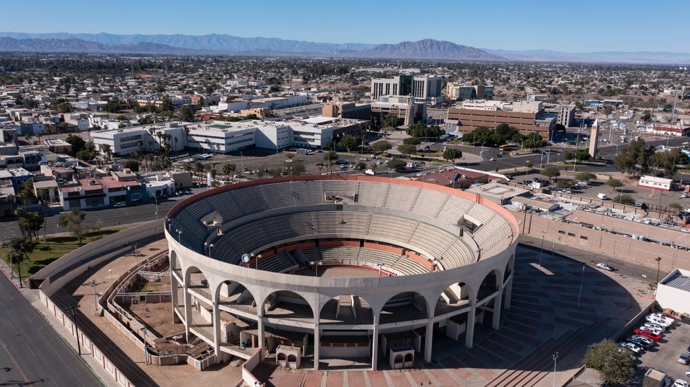 Vista aérea del centro urbano de Mexicali con un estadio.
