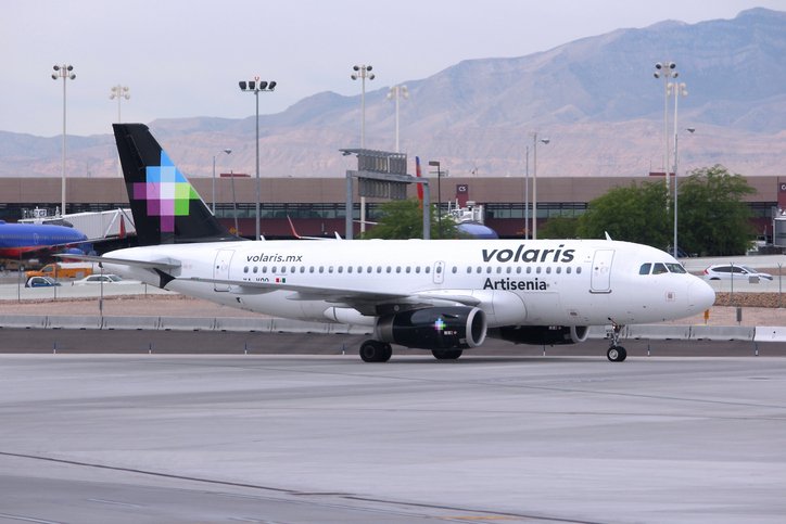 Avión de Volaris “Artisenia” en el aeropuerto.