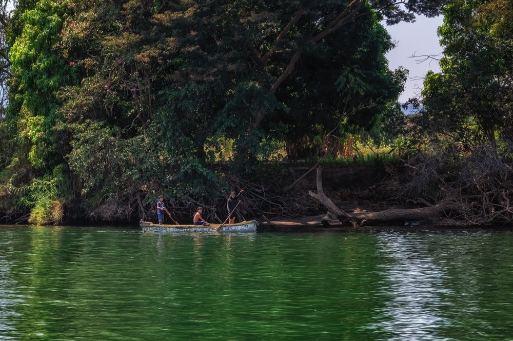 Jóvenes en un bote navegan por los ríos del Sumidero de Chiapas.