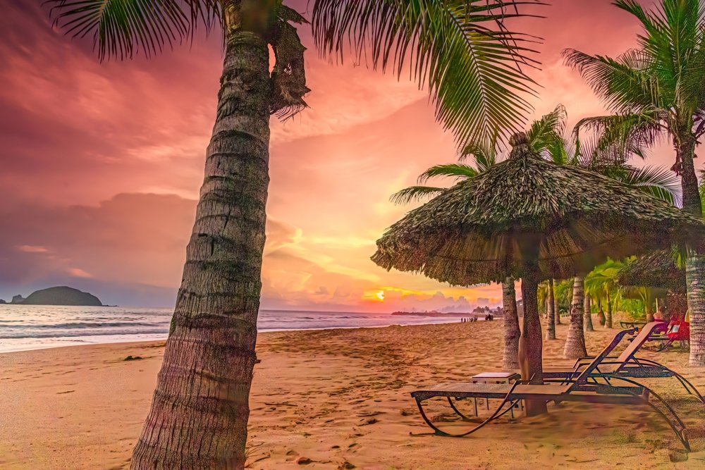 Atardecer rojizo en las playas de Ixtapa Zihuatanejo.