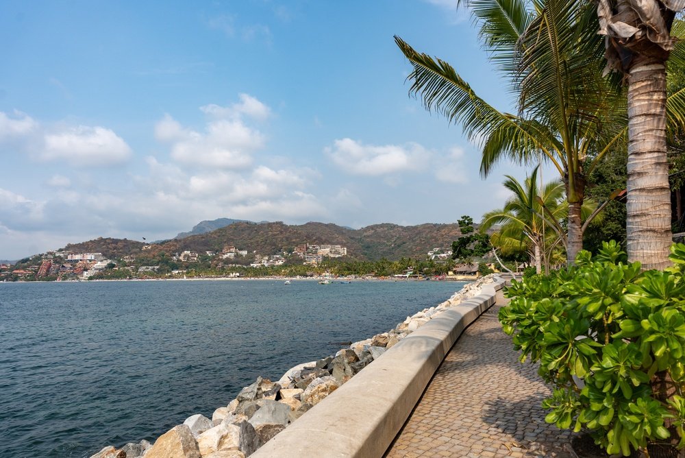 Paseo marítimo Capricho del Rey en Playa La Ropa, Ixtapa.
