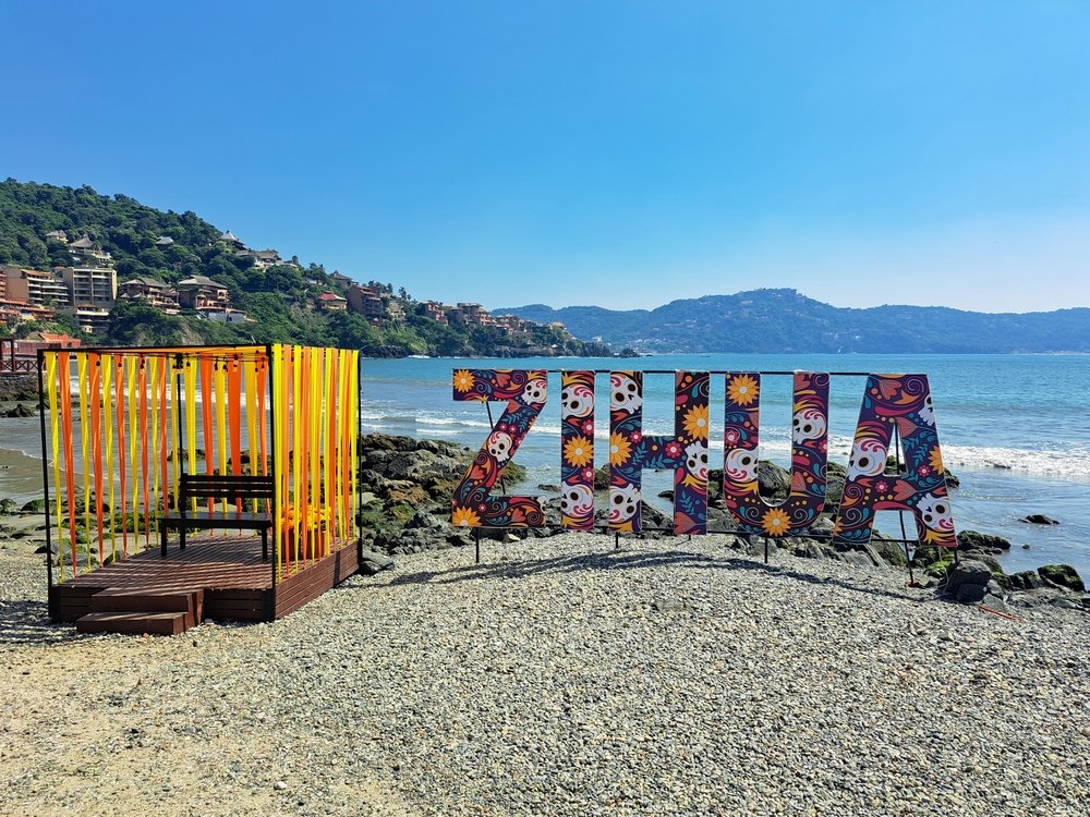 Colorido cartel de Zihua, Pueblo Mágico cerca de Ixtapa.