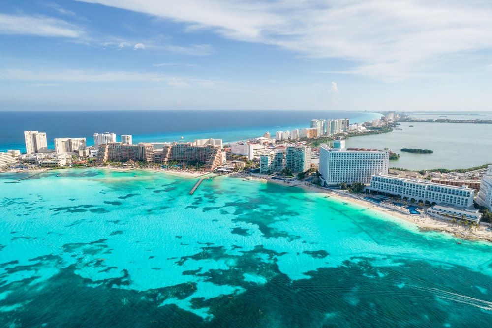 Vista aérea de Cancún y hoteles en la península de Yucatán.