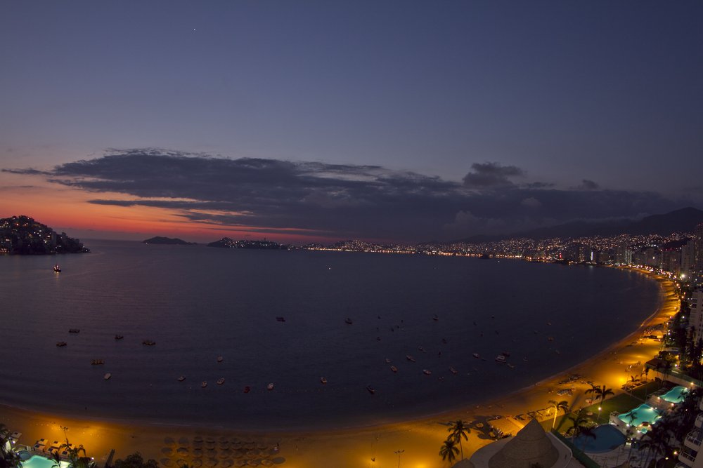 Vista panorámica de la bahía de Acapulco al anochecer.