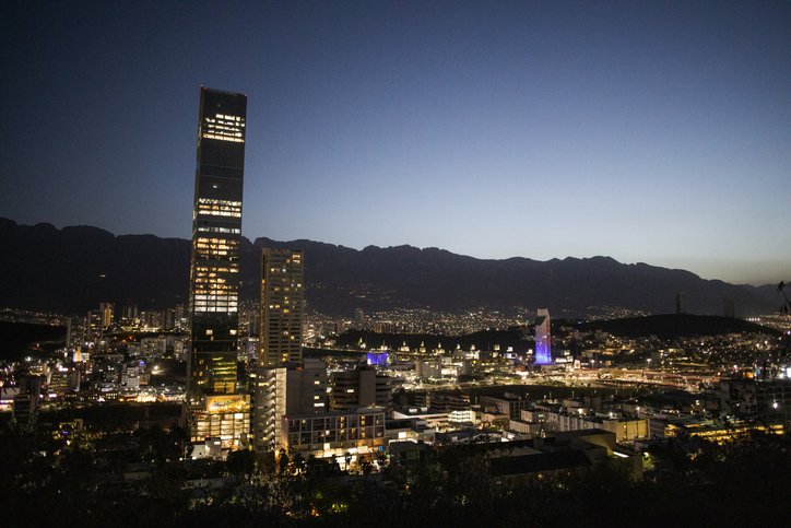 Vista aérea de la ciudad de Monterrey por la noche.