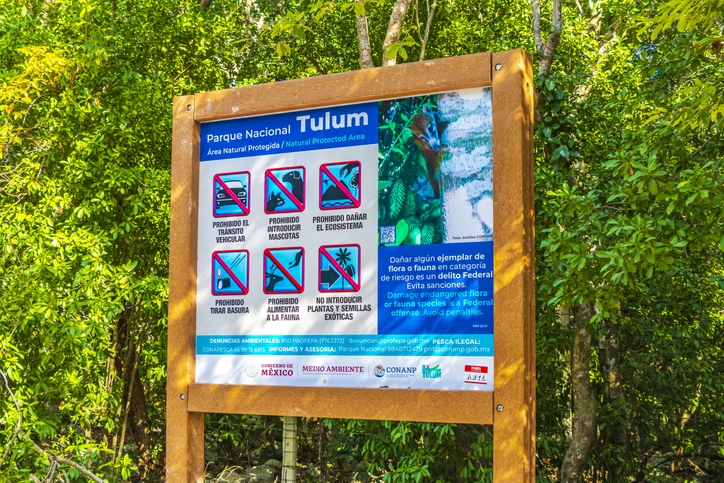 Cartel de entrada al Parque Nacional Tulum