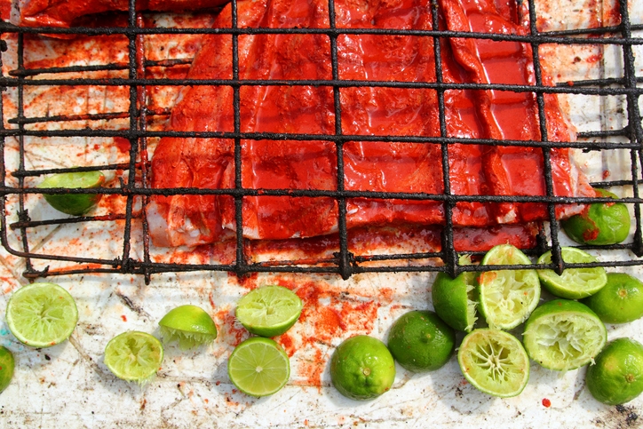 Filete de pescado a la parrilla con salsa Tikin Xic.
