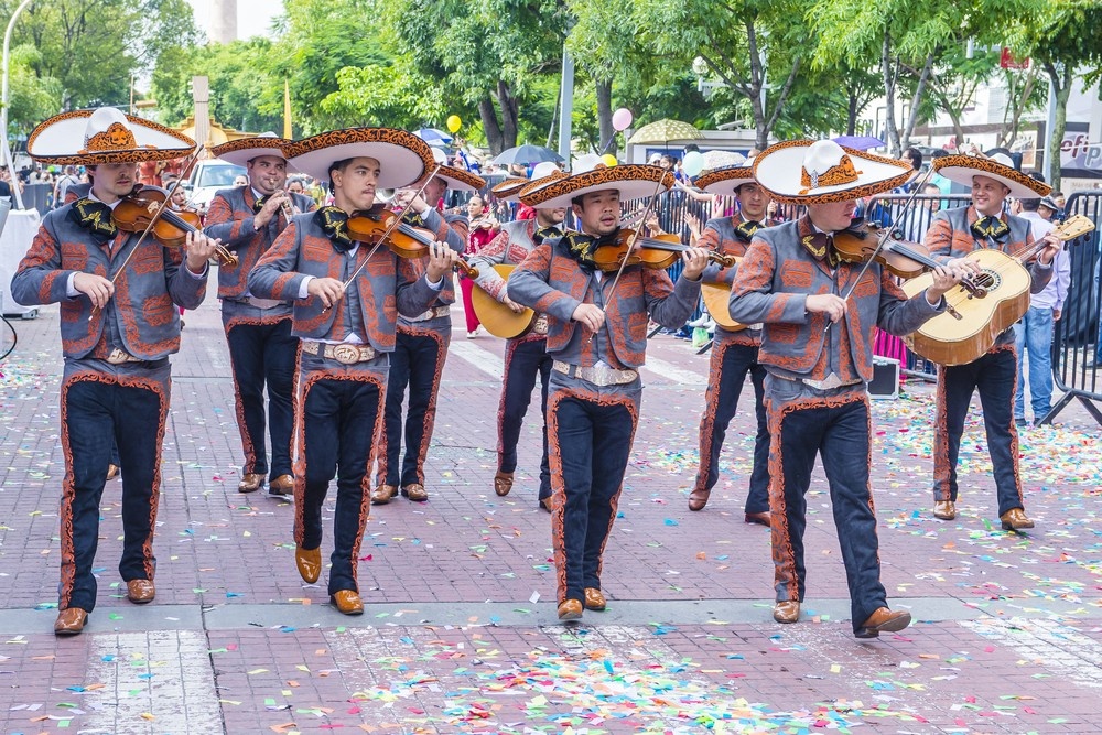 Grupo de mariachis tocan música en las calles de Guadalajara.