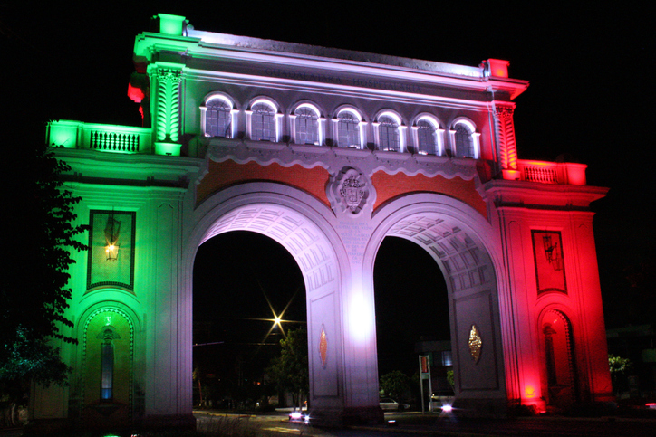 Arcos de Guadalajara iluminados con los colores de la bandera mexicana.