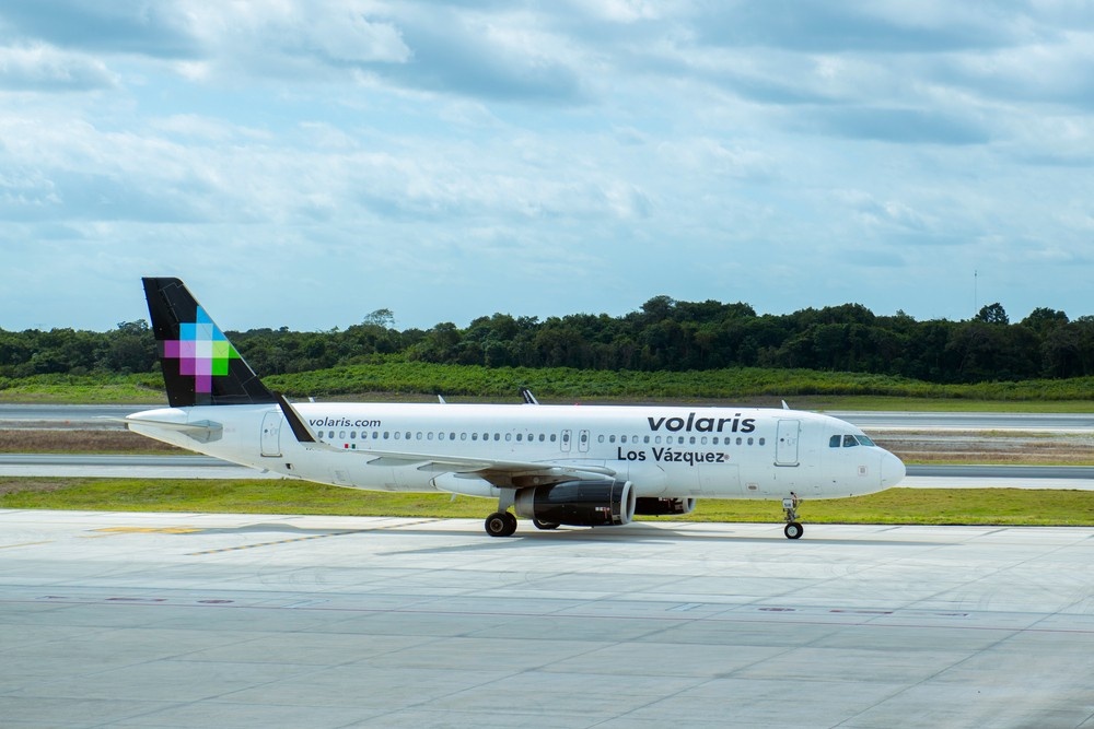 Avión de Volaris “Los Vázquez” en la pista del aeropuerto.