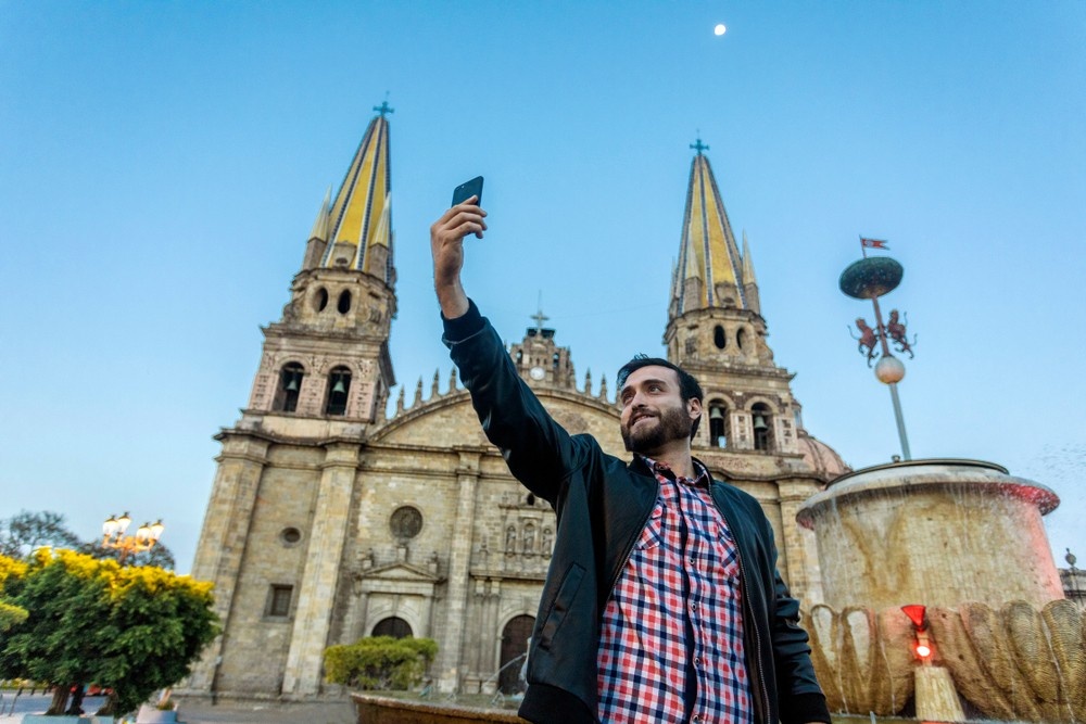Turista se toma una foto frente a la Catedral de Guadalajara.