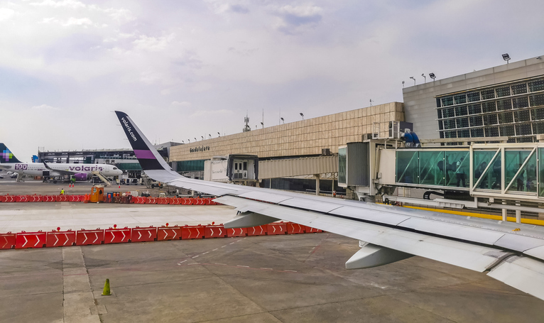 Aviones de Volaris estacionados en el aeropuerto de Guadalajara.